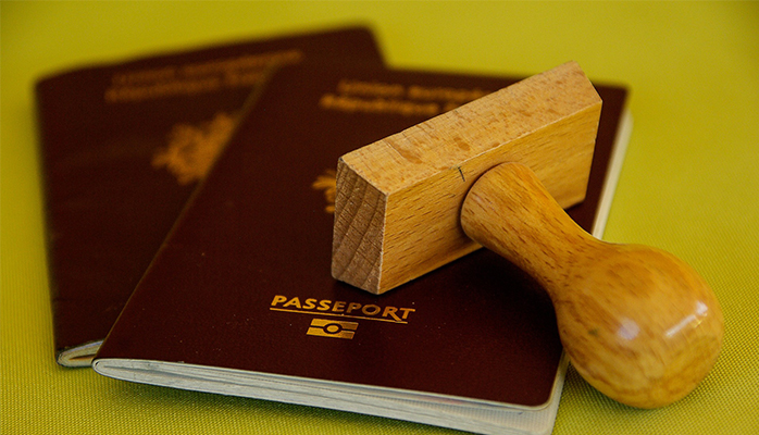 Naturalisation accélérée et Covid-19 : réalité ou opération de com’ ?